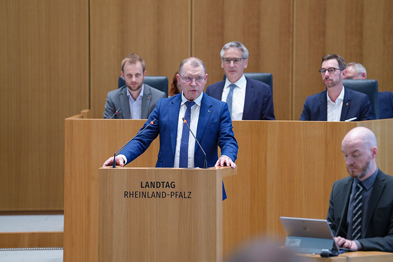 Michael Hüttner am Redepult im Plenarsaal 