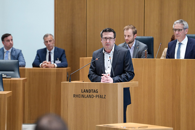 Marcus Klein am Rednerpult im Plenarsaal