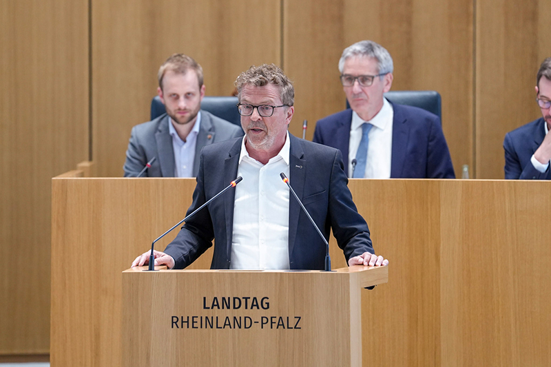 Carl-Bernhard von Heusinger am Rednerpult im Plenarsaal. 