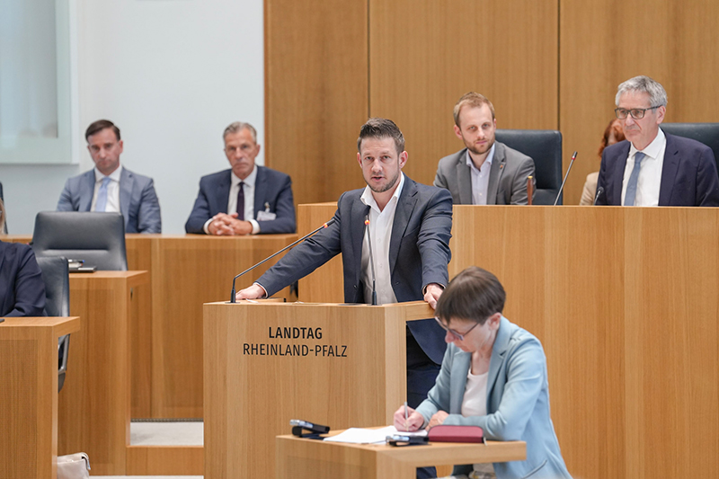 Steven Wink am Rednerpult im Plenarsaal