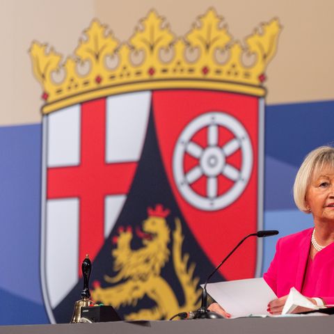 Frau Willius-Senzer am Rednerpult. Im Hintergrund die Landesflagge von Rheinland-Pfalz