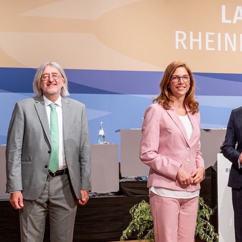 Die Fraktionsvorsitzenden stehen auf der Rednerflächen vor dem Logo des Landtags Rheinland-Pfalz.