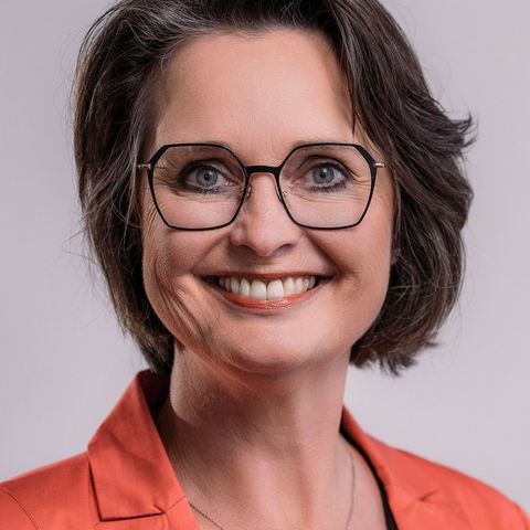 Die Vizepräsidentin des Landtags Rheinland-Pfalz, Kathrin Anklam-Trapp. Das Foto ist ein vertikal ausgerichtetes Portrait