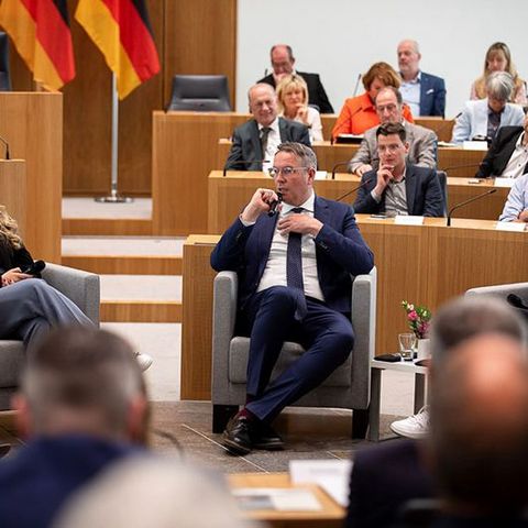 Ministerpräsident Alexander Schweitzer spricht in das Mikrofon. Zu beiden Seiten sitzen Gesprächspartnerinnen der Talk-Runde.