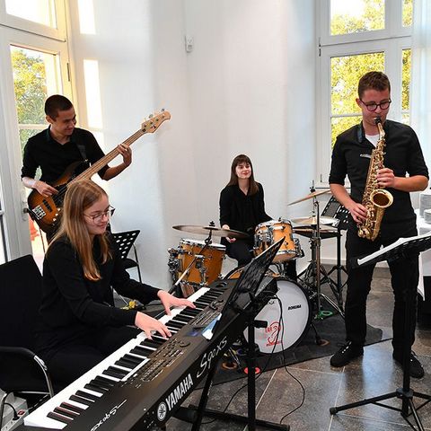 Die Band spielt im Foyer des Plenarsaals