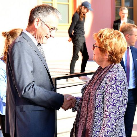 Die Begrüßung findet vor dem Deutschhaus in Mainz statt. Hendrik Hering und Marie-Guite Dufay schütteln zur Begrüßung die Hände.