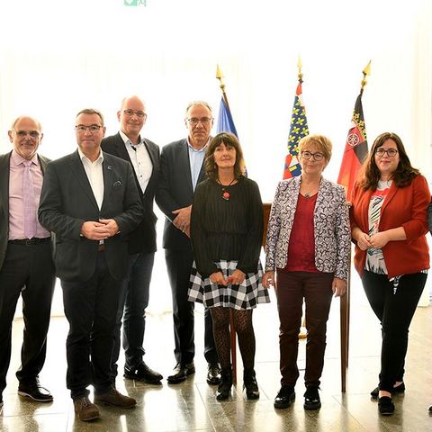 Ein Gruppenbild von Hendirk Hering mit den französischen Gästen im Büro des Präsidenten.