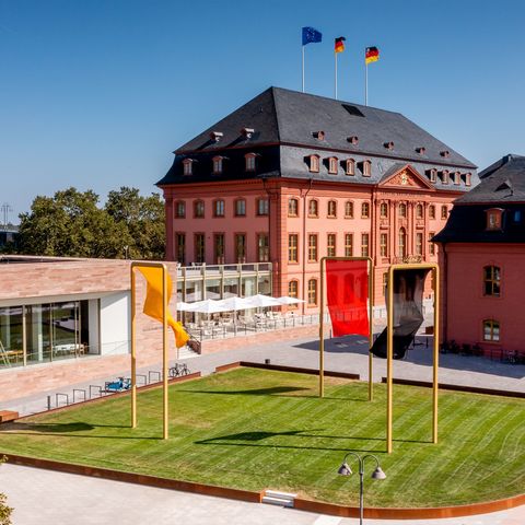 Deutschhaus Außenansicht inklusive Restaurant