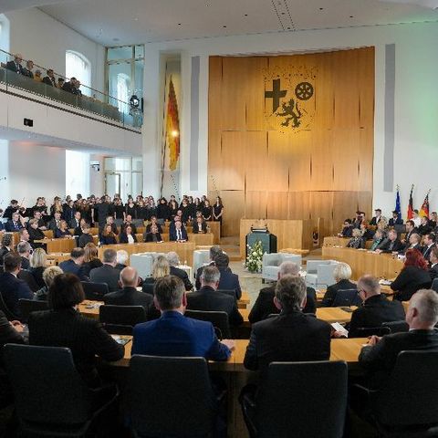 Gedenkveranstaltung des Landtags aus Anlass des Tags des Gedenkens an die Opfer des Nationalsozialismus am 27. Januar 2024. Zu sehen ist der Plenarsaal und das Publikum von hinten mit Blick zum Rednerpult.