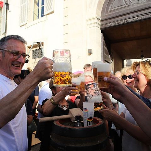 Hendrik Hering stößt gemeinsam mit weiteren Abgeordneten an.