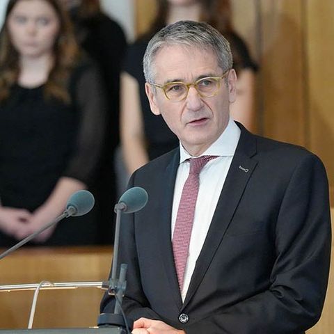 Landtagspräsident Hendrik Hering bei seiner Rede am Rednerpult im Plenarsaal.