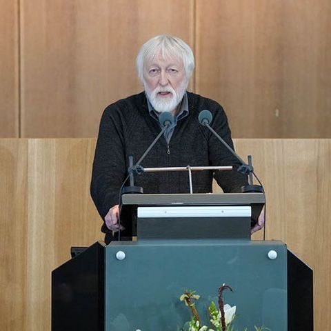 Alfons Ludwig Ims bei seiner Rede am Rednerpult im Plenarsaal.