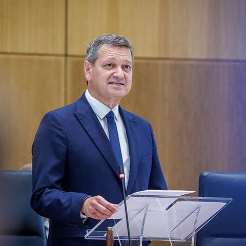 Christian Baldauf steht am Platz des Landtagspräsidenten. Er hält eine Rede zur Eröffnung der Konstituierenden Sitzung.