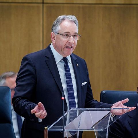Matthias Lammert steht am Platz des Landtagspräsidenten und hält eine Rede.
