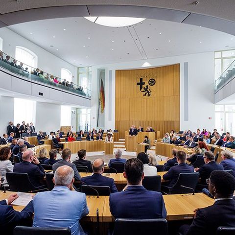 Die Abgeordneten sitzen an ihren Plätzen im Plenarsaal. Auf der Besuchertribüne befinden sich zahlreiche weitere Personen.