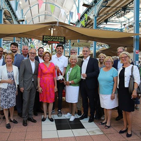 Gruppenbild in der Markthalle Dijon.