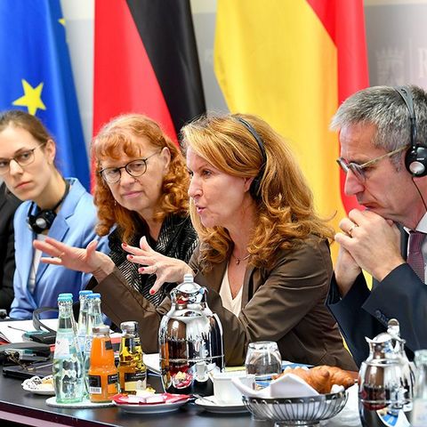 Hendrik Hering und Ursula Molka im Fokus zwischen Vertreterinnen aus Frankreich.