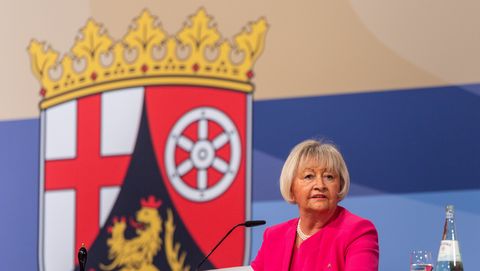 Frau Willius-Senzer am Rednerpult. Im Hintergrund die Landesflagge von Rheinland-Pfalz