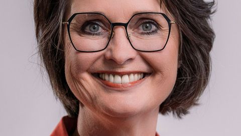 Die Vizepräsidentin des Landtags Rheinland-Pfalz, Kathrin Anklam-Trapp. Das Foto ist ein vertikal ausgerichtetes Portrait