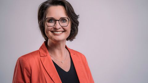 Die Vizepräsidentin des Landtags Rheinland-Pfalz, Kathrin Anklam-Trapp. Das Foto ist ein horizontal ausgerichtetes Portrait mit grauem Hintergrund