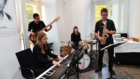 Die Band spielt im Foyer des Plenarsaals