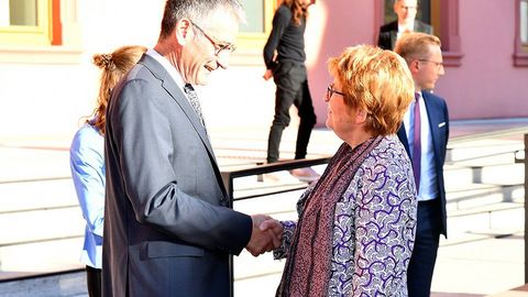 Die Begrüßung findet vor dem Deutschhaus in Mainz statt. Hendrik Hering und Marie-Guite Dufay schütteln zur Begrüßung die Hände.