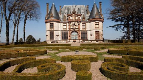 Chateau de Bournel in der Partnerregion Burgund-Franche-Comté; im Vordergrund die Parkanlage des Chateau; herbstliche Stimmung