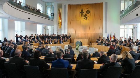 Gedenkveranstaltung des Landtags aus Anlass des Tags des Gedenkens an die Opfer des Nationalsozialismus am 27. Januar 2024. Zu sehen ist der Plenarsaal und das Publikum von hinten mit Blick zum Rednerpult.