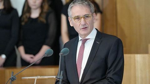 Landtagspräsident Hendrik Hering bei seiner Rede am Rednerpult im Plenarsaal.