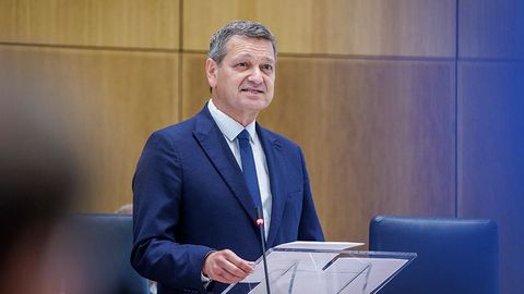 Christian Baldauf steht am Platz des Landtagspräsidenten. Er hält eine Rede zur Eröffnung der Konstituierenden Sitzung.
