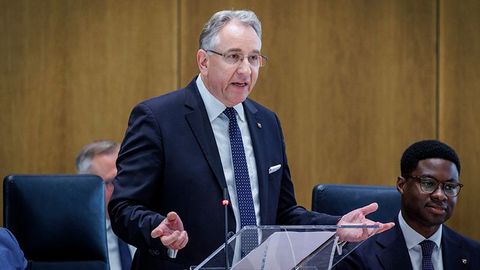 Matthias Lammert steht am Platz des Landtagspräsidenten und hält eine Rede.
