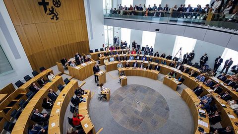 Zu sehen ist das Plenum aus der Perspektive der Zuschauertribüne.