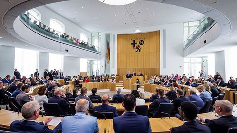 Die Abgeordneten sitzen an ihren Plätzen im Plenarsaal. Auf der Besuchertribüne befinden sich zahlreiche weitere Personen.