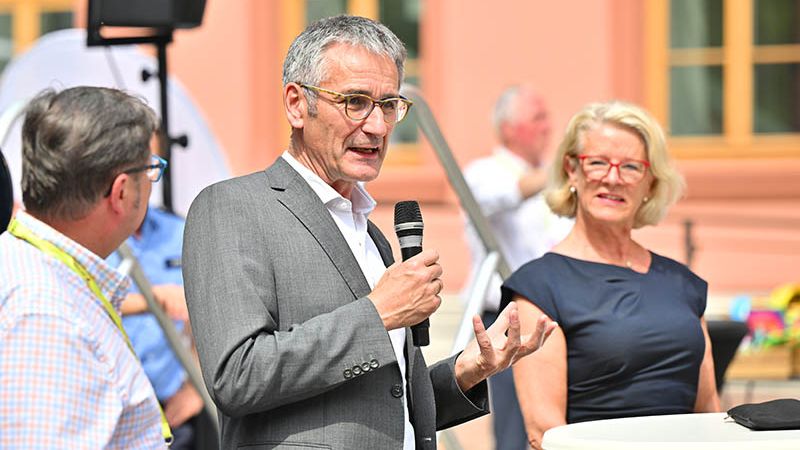 Hendrik Hering am Rednerpult, im Hintergrund Astrid Schmidt (Vizepräsidentin des Landtags)