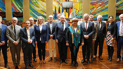 Mitglieder des Interregionalen Parlamentarierrates bei der Präsidentschaftsübergabe in Metz (Mobilansicht)