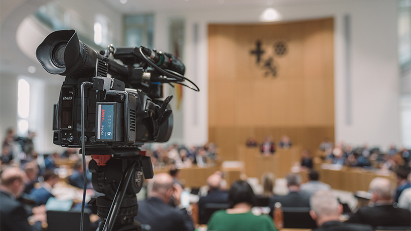 Symbolbild; Der voll besetzte Plenarsaal während einer Plenarsitzung; links im Vordergrund die Kamera, die den Livestream überträgt.