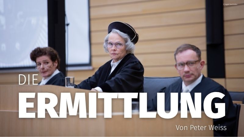 Zu sehen sind zwei Frauen und ein Mann, nebeneinandersitzend. Die Frau mittig sitzt etwas erhöht und alle sind wie Richter gekleidet.