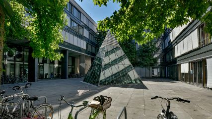 Glaspyramide im Hof des Abgeordnetengebäudes