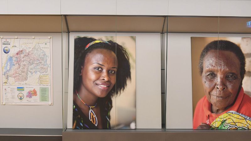 Großformatige Fotografien zweier ruandischer Frauen sowie eine Landkarte Ruandas