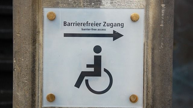 Zu sehen ist ein Symbolbild mit Rollstuhl für den Barrierefreien Zugang