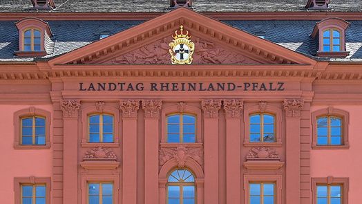Das Deutschhaus in der Frontansicht mit der Aufschrift "Landtag Rheinland-Pfalz"
