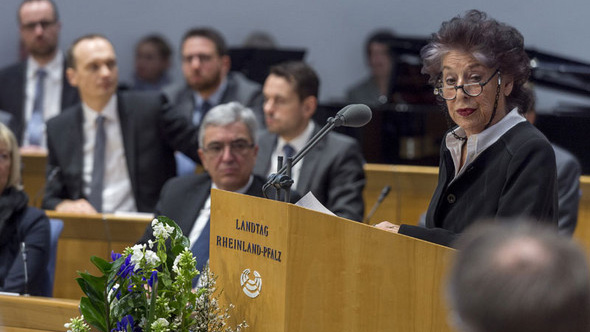 Lea Rosh am Rednerpult im ehemaligen Plenarsaal des Landtags Rheinland-Pfalz