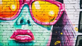 Graffiti Frau mit Sonnenbrille