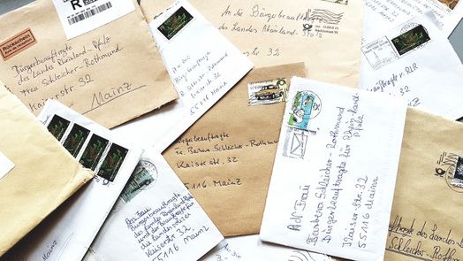 Zu sehen sind viele Briefe, die an die Bürgerbeauftragte adressiert sind.