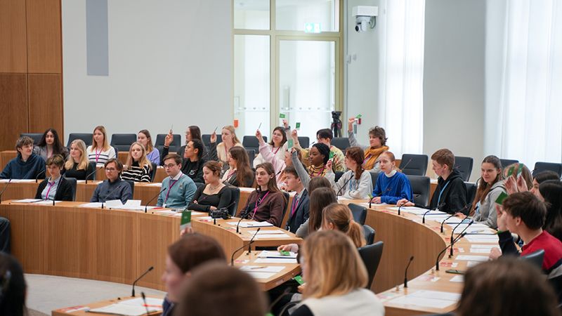 zu sehen sind viele Kinder im Plenarsaal.