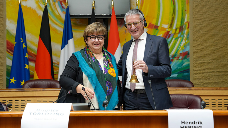 Brigitte Torloting, Vizepräsidentin der Region Grand Est, und Landtagspräsident Hendrik Hering stehend am Rednerpult.