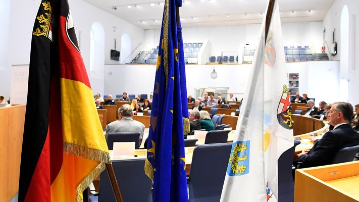 Mobilansicht der Flaggen im Plenarsaal: Rheinland-Pfalz, Europa, Rheinland-Pfalz/4er Netzwerk