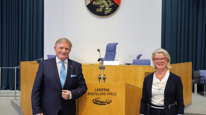 Der Vorsitzende des Ausschusses für Kultur Michael Wagner (links) und stellvertretend für Dr. Herbert Drumm die Vizepräsidentin Astrid Schmitt (rechts);