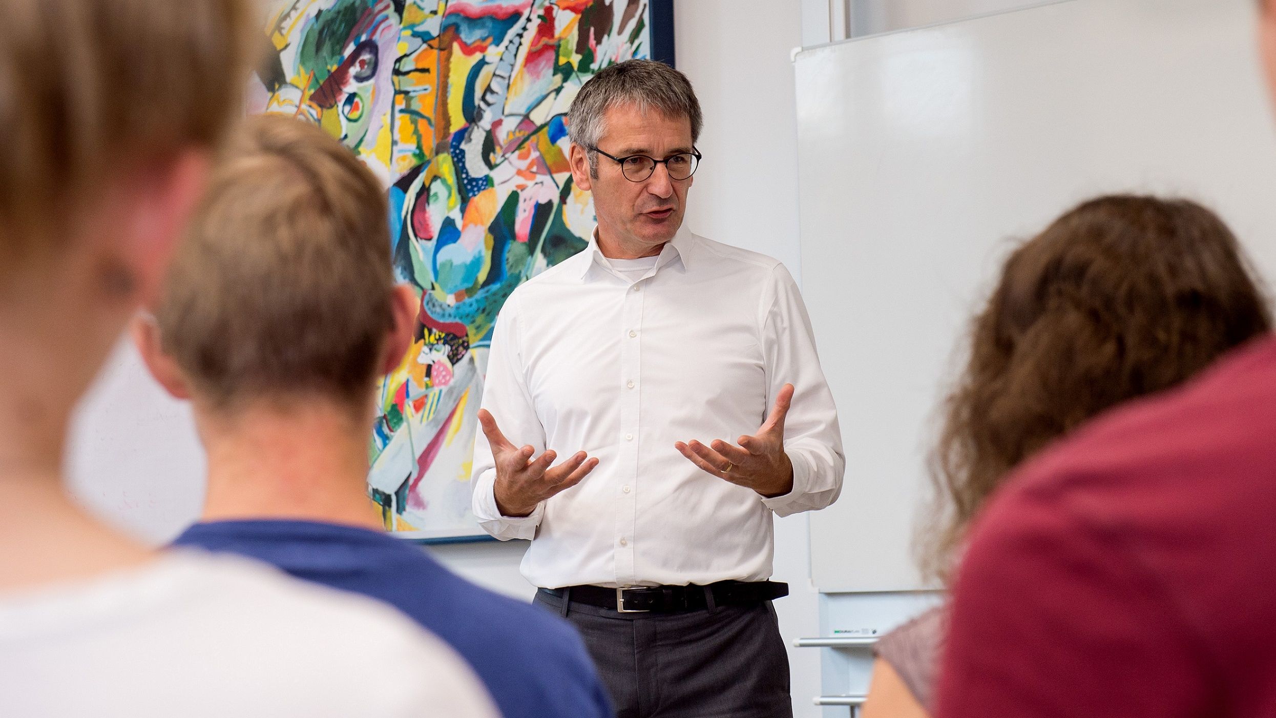 Landtagspräsident Hendrik Hering zu Gast in einer Schule (Archivbild).