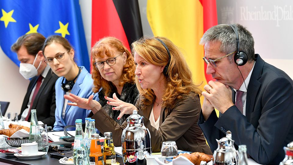 Hendrik Hering und Ursula Molka im Fokus zwischen Vertreterinnen aus Frankreich.